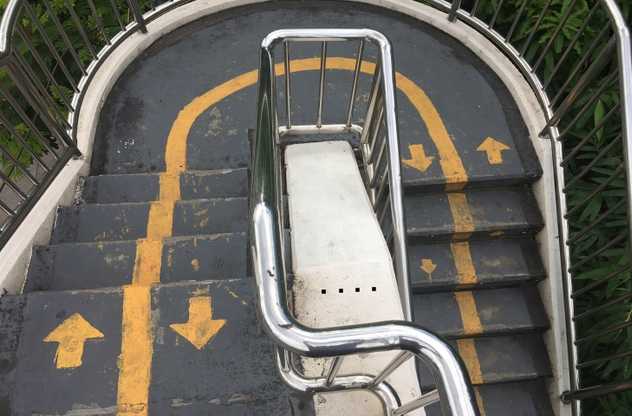 Conflicting direction arrows painted on stairs